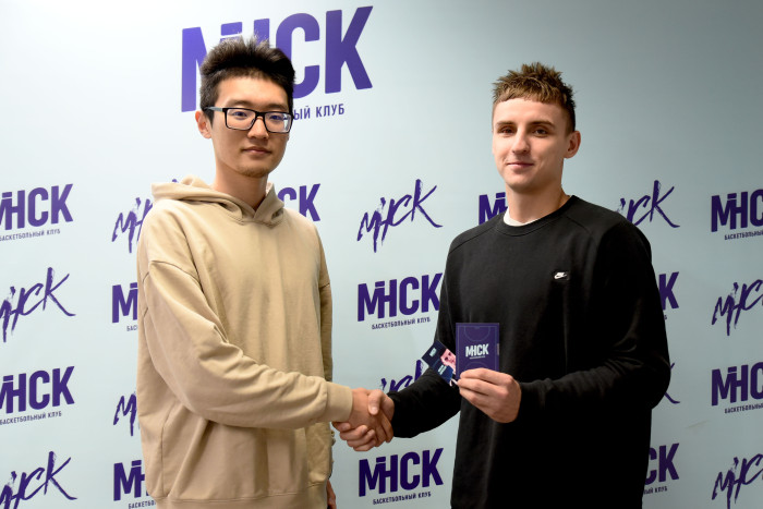 Максим Коратцов вручил клубную карту обладателю первого абонемента сезона